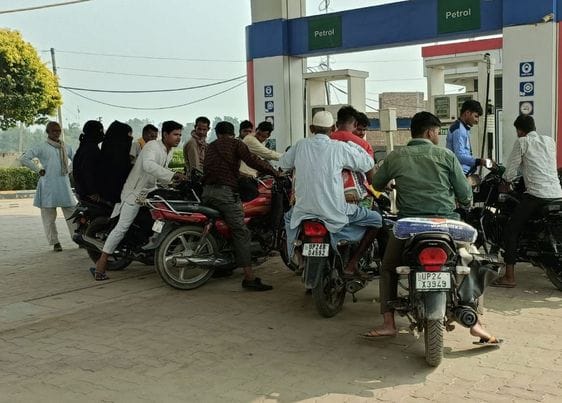 सहसवान में बिना हेलमेट के ही पेट्रोल देते कर्मचारी । संवादइ