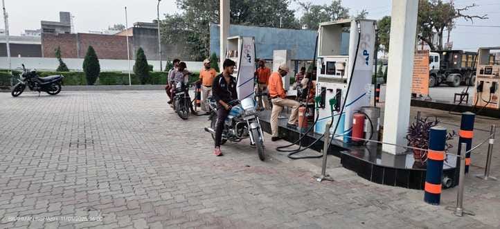 सहसवान में बिना हेलमेट के ही पेट्रोल देते कर्मचारी । संवादइ