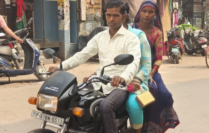 संकटा देवी पुलिस चौकी का ठीक सामने तीन सवारी बिना हेलमेट जाते लोग। संवाद