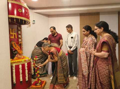 सामाजिक संस्था वी कमिट द्वारा डीडीयूएम कॉलेज मॉल रोड में आयोजित कार्यक्रम में प्रस्तुति देती छा