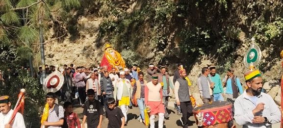 सिराज उत्सव के शुभारंभ पर निकाली शोभायात्रा में शामिल होते लोग। संवाद