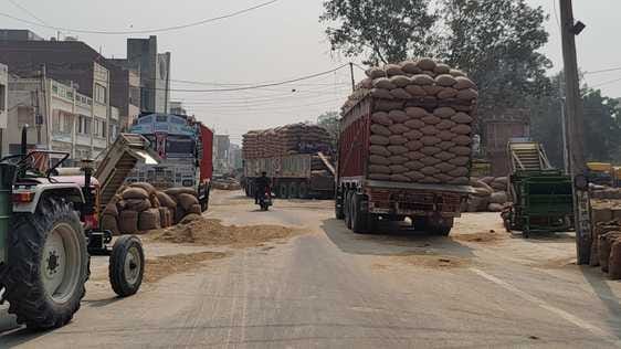 सिरसा। जनता भवन रोड पर बरसाती पाइप को दुरूस्त करते हुए कर्मचारी। संवाद सिरसा। जनता भवन रोड पर बरसाती पाइप को दुरूस्त करते हुए कर्मचारी। संवाद