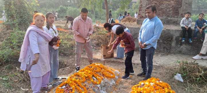 सरधना। ऑल सोल्स डे पर रोमन कैथोलिक कब्रिस्तान गमजदा बैठी महिला। संवाद