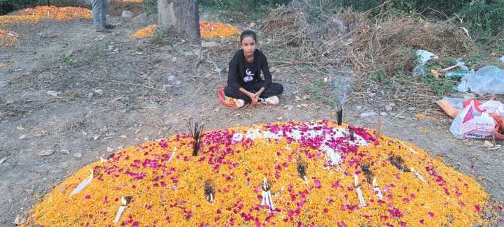 सरधना। ऑल सोल्स डे पर रोमन कैथोलिक कब्रिस्तान गमजदा बैठी महिला। संवाद