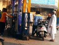 सदर थाना स्थित कपूर पंप पर बिना हेलमेट पेट्रोल भरवाता बाइक सवार। संवाद