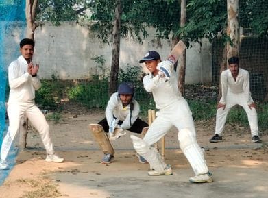 शाहजहांपुर मेंं क्रिकेट मैच के दौरान शॉट खेलता खिलाड़ी। स्रोत: आयोजक
