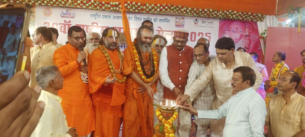 श्रृंग्वेरपुर धाम में पांच दिवसीय राष्ट्रीय रामायण मेले में सांसद प्रवीण पटेल को अंगवस्त्रम एवं श्रृंग्वेरपुर धाम में पांच दिवसीय राष्ट्रीय रामायण मेले में सांसद प्रवीण पटेल को अंगवस्त्रम एवं