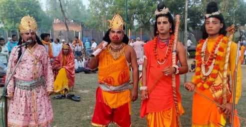 तिलहर रामलीला में प्रसंग का मंचन करते कलाकार। संवाद