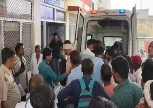 दौसा पेड़ से टकराई बस, महवा अस्पताल में घायलो को भर्ती कराने लाई एम्बुलेंस