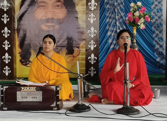 दिव्य ज्योति जागृति संस्थान आश्रम में प्रवचन सुनते  श्रद्धालु। आयोजक 