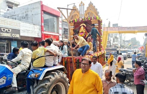 उझानी में खाटू नरेश श्याम बाबा की शोभायात्रा में शामिल भक्त। संवाद उझानी में खाटू नरेश श्याम बाबा की शोभायात्रा में शामिल भक्त। संवाद