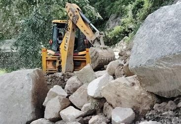 उपमंडल निरमंड में बाधित सडक़ को बहाल करने में जुटे युवा। संवाद उपमंडल निरमंड में बाधित सडक़ को बहाल करने में जुटे युवा। संवाद