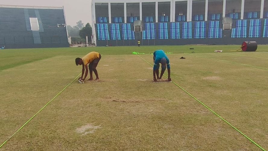 21-डॉ. भीमराव आंबेडकर अंतरराष्ट्रीय स्टेडियम के क्रिकेट मैदान में तैयारी में जुटे कर्मी।-संवाद 21-डॉ. भीमराव आंबेडकर अंतरराष्ट्रीय स्टेडियम के क्रिकेट मैदान में तैयारी में जुटे कर्मी।-संवाद