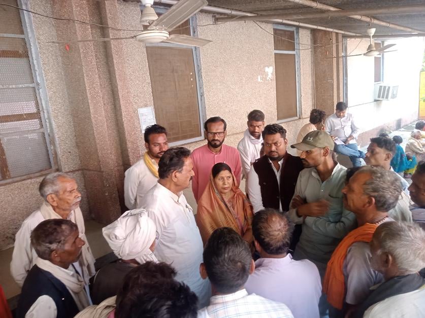 28 सीकेटीपी-1- परिचय- सड़क हादसे के बाद गमगीन परिजन व ढांढस देती महिलाएं ।संवाद 28 सीकेटीपी-1- परिचय- सड़क हादसे के बाद गमगीन परिजन व ढांढस देती महिलाएं ।संवाद