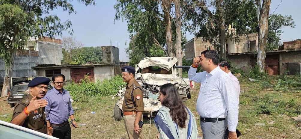 28 सीकेटीपी-1- परिचय- सड़क हादसे के बाद गमगीन परिजन व ढांढस देती महिलाएं ।संवाद 28 सीकेटीपी-1- परिचय- सड़क हादसे के बाद गमगीन परिजन व ढांढस देती महिलाएं ।संवाद