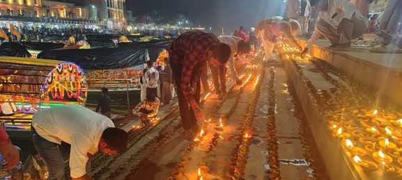 28 सीकेटीपी-1- परिचय- देव दिवाली पर मंदाकिनी नदी की आरती करते विदेशी मेहमान ।संवाद 28 सीकेटीपी-1- परिचय- देव दिवाली पर मंदाकिनी नदी की आरती करते विदेशी मेहमान ।संवाद