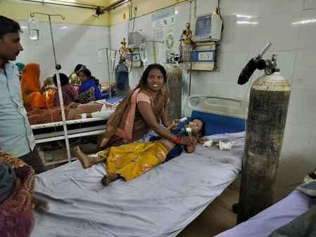 28 सीकेटीपी-10- परिचय- घायलों को एंबुलेंस में लिटाते परिजन । संवाद 28 सीकेटीपी-10- परिचय- घायलों को एंबुलेंस में लिटाते परिजन । संवाद