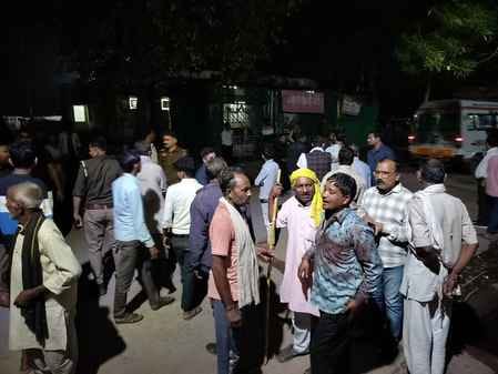28 सीकेटीपी-10- परिचय- घायलों को एंबुलेंस में लिटाते परिजन । संवाद 28 सीकेटीपी-10- परिचय- घायलों को एंबुलेंस में लिटाते परिजन । संवाद