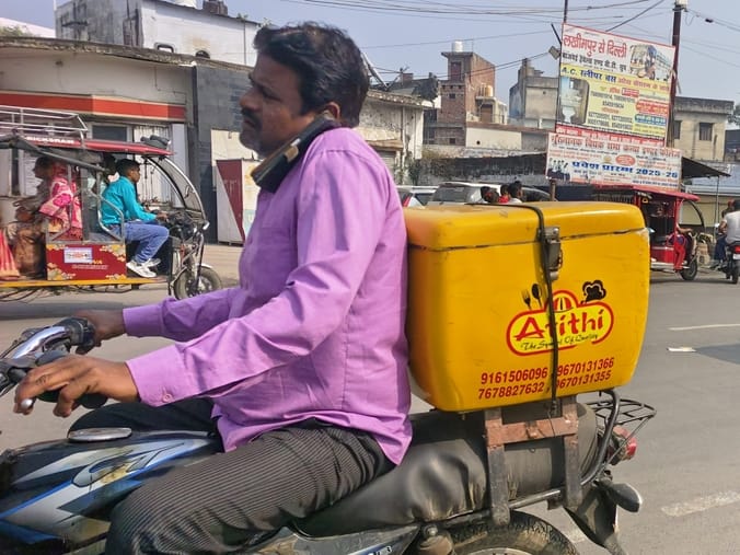 आंबेडकर पार्क के पास परिवार को बैठकर हेलमेट हैंडल में टांगकर जाते बाइक सवार। संवाद