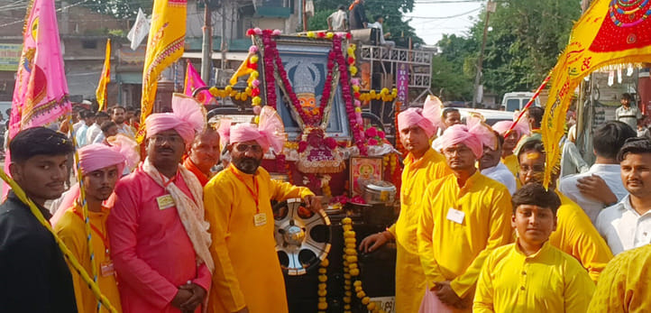 फोटो 02 एचएएमपी 25- राठ में बाबा श्याम के जन्मोत्सव पर यात्रा में निशान लेकर चलते श्रद्धालु। सं