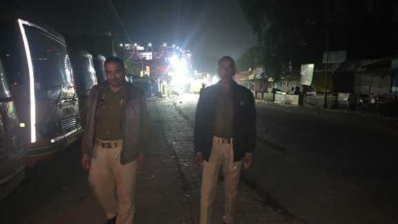 फोटो 03 एचएएमपी 34- लक्ष्मीबाई चौराहे पर सुरक्षा में खड़ी पुलिस। संवाद फोटो 03 एचएएमपी 34- लक्ष्मीबाई चौराहे पर सुरक्षा में खड़ी पुलिस। संवाद