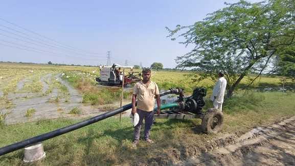 फोटो - 12 पानी में धान काटती चैन वाली मशीन। संवाद फोटो - 12 पानी में धान काटती चैन वाली मशीन। संवाद
