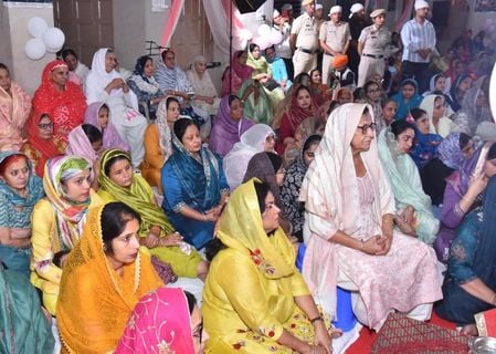 फोटो 19- सोनीपत के गोहाना स्थित गुरुनानक धर्मशाला में आयोजित रैन सभाई कीर्तन समागम में मौजूद स फोटो 19- सोनीपत के गोहाना स्थित गुरुनानक धर्मशाला में आयोजित रैन सभाई कीर्तन समागम में मौजूद स