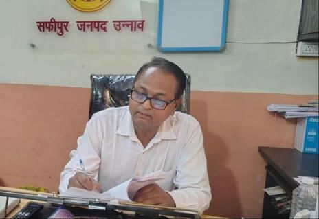 फोटो-21- फावड़े से सफाई कर हटवाई गईं जली व अधजली दवाएं। संवाद