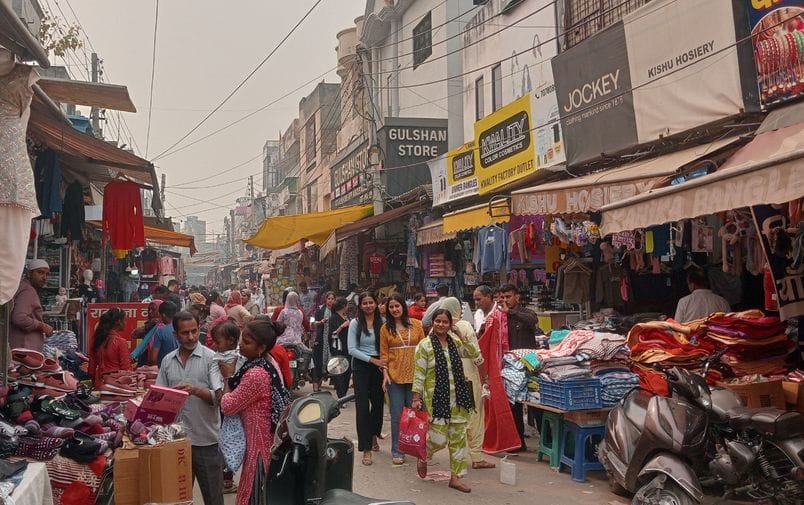 फोटो 26- सोनीपत की कच्चे क्वार्टर मार्केट स्थित दुकान पर गरम लोवर व हुडी पसंद करती महिलाएं। सं