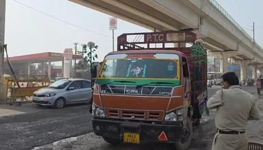 -फोटो 51 : दिल्ली के टीकरी बॉर्डर पर पड़ी मिट्टी, उड़ती धूल और निकलते वाहन। संवाद