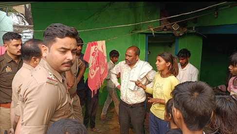 फोटो2: घटनास्थल पर तैनात पुलिस फोर्स फोटो2: घटनास्थल पर तैनात पुलिस फोर्स