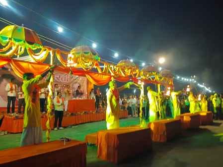 गंगा घाट पर आरती करते श्रद्धालु स्रोत संवाद