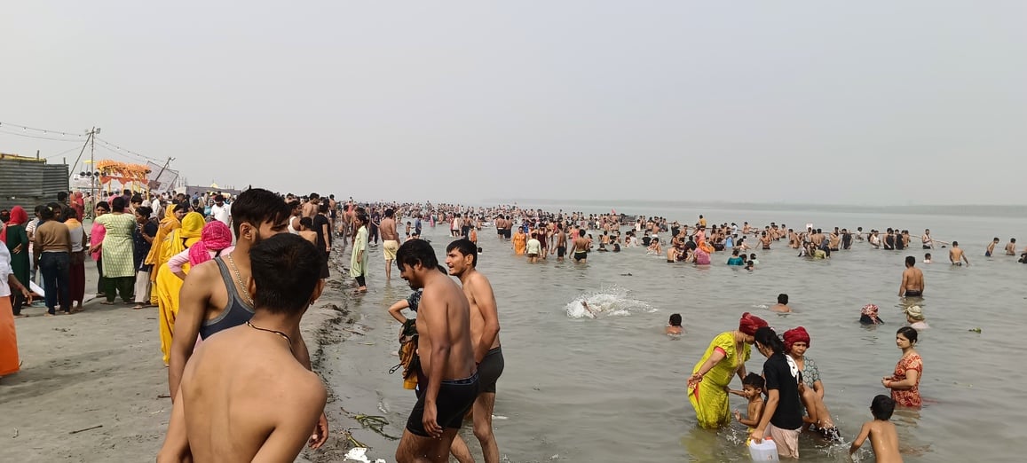 गंगा किनारे पर मस्ती युवा और बुजुर्ग स्रोत संवाद गंगा किनारे पर मस्ती युवा और बुजुर्ग स्रोत संवाद