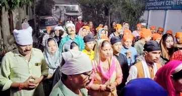 गुरु नानक देव जी के 556 वें प्रकाश पर्व के अवसर पर प्रभात फेरी निकालते हुए। (मवाना) गुरु नानक देव जी के 556 वें प्रकाश पर्व के अवसर पर प्रभात फेरी निकालते हुए। (मवाना)