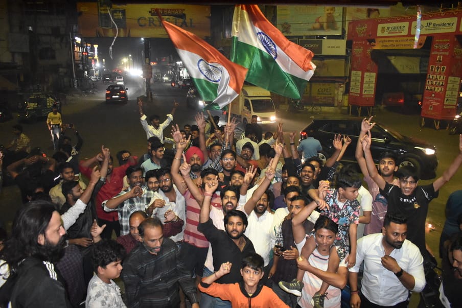 इंडिया के महिला वर्ल्ड कप विजेता बनते ही बेगमपुल चौराहे पर जीत का जश्न मनाते लोग....सुनील कैथवा