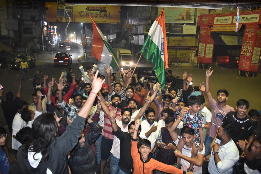 इंडिया के महिला वर्ल्ड कप विजेता बनते ही बेगमपुल चौराहे पर जीत का जश्न मनाते लोग....सुनील कैथवा