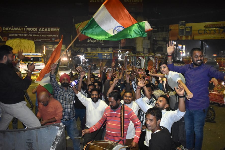 इंडिया के महिला वर्ल्ड कप विजेता बनते ही बेगमपुल चौराहे पर जीत का जश्न मनाते लोग....सुनील कैथवा