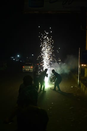 इंडिया के महिला वर्ल्ड कप विजेता बनते ही बेगमपुल चौराहे पर जीत का जश्न मनाते लोग....सुनील कैथवा