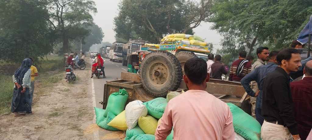ककोड़ा मेले में जाता दुकानदार। संवाद ककोड़ा मेले में जाता दुकानदार। संवाद