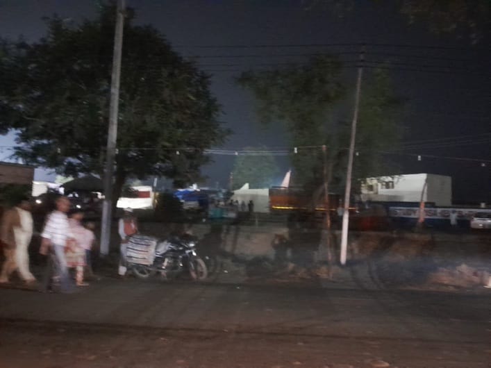 कपालमोचन मेले में बिजली बंद होने से पसरा अंधेरा। संवाद कपालमोचन मेले में बिजली बंद होने से पसरा अंधेरा। संवाद
