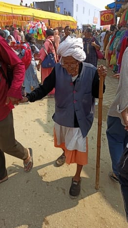 कपालमोचन स्थित ऋणमोचन सरोवर में स्नान करते श्रद्धालु। संवाद कपालमोचन स्थित ऋणमोचन सरोवर में स्नान करते श्रद्धालु। संवाद