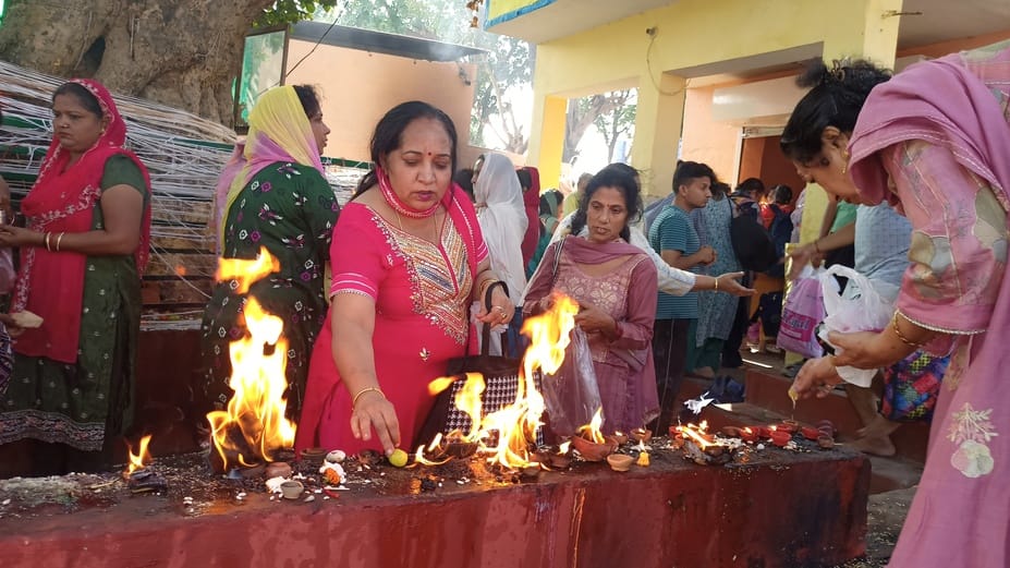कपालमोचन स्थित ऋणमोचन सरोवर में स्नान करते श्रद्धालु। संवाद कपालमोचन स्थित ऋणमोचन सरोवर में स्नान करते श्रद्धालु। संवाद