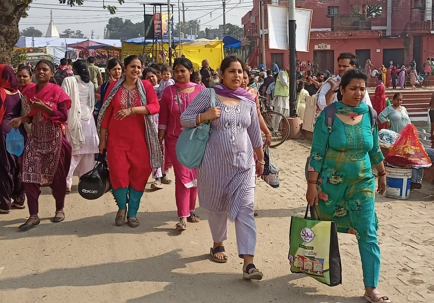 कपालमोचन स्थित ऋणमोचन सरोवर में स्नान करते श्रद्धालु। संवाद कपालमोचन स्थित ऋणमोचन सरोवर में स्नान करते श्रद्धालु। संवाद