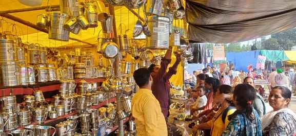 कपालमोचन स्थित ऋणमोचन सरोवर में स्नान करते श्रद्धालु। संवाद कपालमोचन स्थित ऋणमोचन सरोवर में स्नान करते श्रद्धालु। संवाद