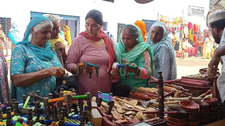 कपालमोचन स्थित ऋणमोचन सरोवर में स्नान करते श्रद्धालु। संवाद कपालमोचन स्थित ऋणमोचन सरोवर में स्नान करते श्रद्धालु। संवाद