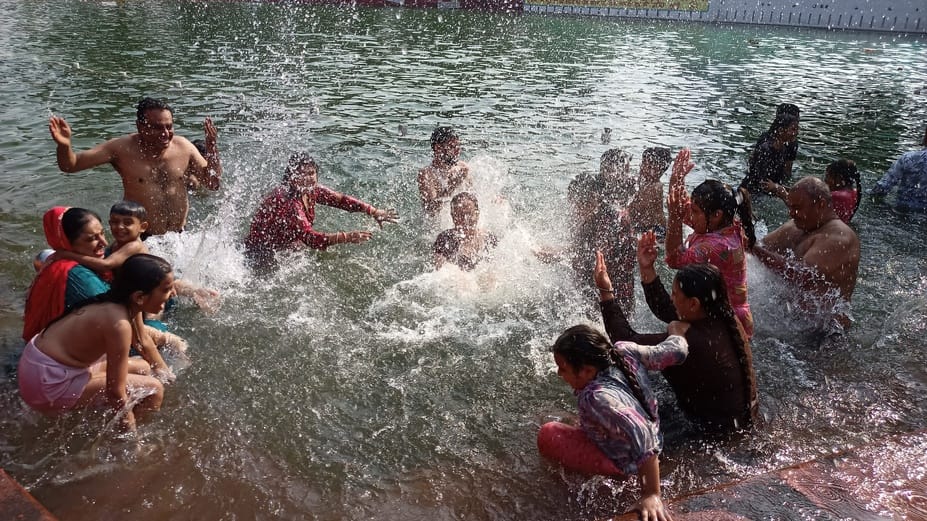 कपालमोचन स्थित ऋणमोचन सरोवर में स्नान करते श्रद्धालु। संवाद कपालमोचन स्थित ऋणमोचन सरोवर में स्नान करते श्रद्धालु। संवाद