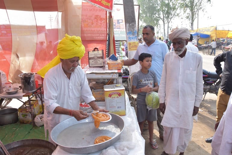 कपालमोचन स्थित ऋणमोचन सरोवर में स्नान करते श्रद्धालु। संवाद कपालमोचन स्थित ऋणमोचन सरोवर में स्नान करते श्रद्धालु। संवाद