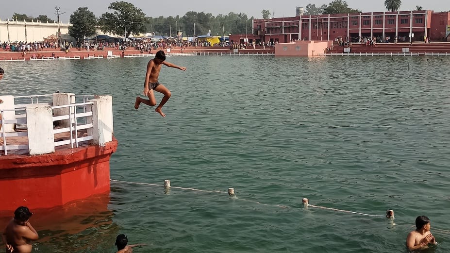 कपालमोचन स्थित ऋणमोचन सरोवर में स्नान करते श्रद्धालु। संवाद कपालमोचन स्थित ऋणमोचन सरोवर में स्नान करते श्रद्धालु। संवाद