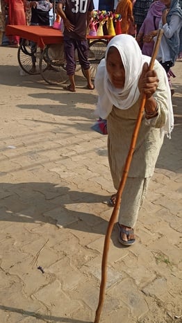 कपालमोचन स्थित ऋणमोचन सरोवर में स्नान करते श्रद्धालु। संवाद कपालमोचन स्थित ऋणमोचन सरोवर में स्नान करते श्रद्धालु। संवाद