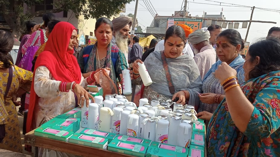 कपालमोचन स्थित ऋणमोचन सरोवर में स्नान करते श्रद्धालु। संवाद कपालमोचन स्थित ऋणमोचन सरोवर में स्नान करते श्रद्धालु। संवाद